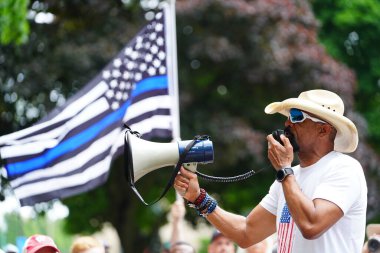 Kenosha, Wisconsin / ABD - 27 Haziran 2020: Milwaukee İlçe Şerifi David A. Clarke Jr. Mavi Yaşamlar için düzenlenen polis destek mitingine katıldı ve bir konuşma yaptı..