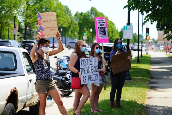 Kenosha, Wisconsin / ABD - 27 Haziran 2020: BLM destekçileri ve antifa mavi yaşamlı madde mitinginde destekçilerle çatışmaya girerken, yerel polis her iki taraf arasında bir bölünmeyi sürdürdü