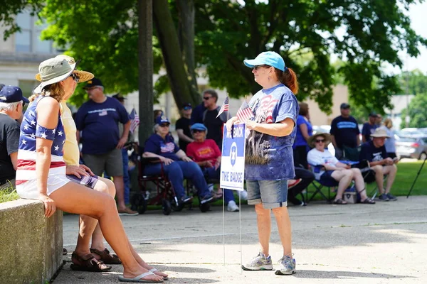 Kenosha, Wisconsin / ABD - 27 Haziran 2020: BLM destekçileri ve antifa mavi yaşamlı madde mitinginde destekçilerle çatışmaya girerken, yerel polis her iki taraf arasında bir bölünmeyi sürdürdü.