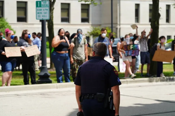 美国威斯康星州基诺沙 2020年6月27日 Blm的支持者和反法分子在蓝色生命事件的集会上与支持者发生冲突 而当地警方在双方之间保持分歧 — 图库照片