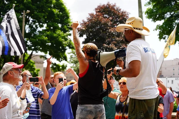 Kenosha, Wisconsin / ABD - 27 Haziran 2020: Milwaukee İlçe Şerifi David A. Clarke Jr. Mavi Yaşamlar için düzenlenen polis destek mitingine katıldı ve bir konuşma yaptı..