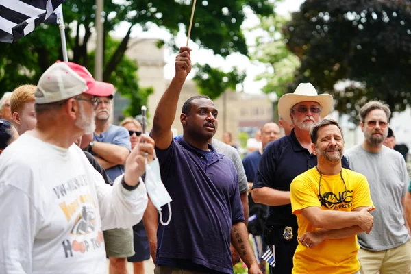 Kenosha, Wisconsin / ABD - 27 Haziran 2020: Birçok Wisconsinite 'li mavi hayatlar için düzenlenen rozet mitingine destek vermek için geldi..