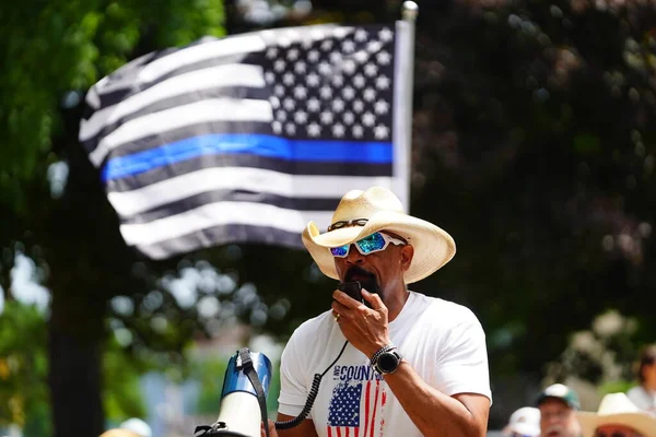 Kenosha, Wisconsin / ABD - 27 Haziran 2020: Milwaukee İlçe Şerifi David A. Clarke Jr. Mavi Yaşamlar için düzenlenen polis destek mitingine katıldı ve bir konuşma yaptı..