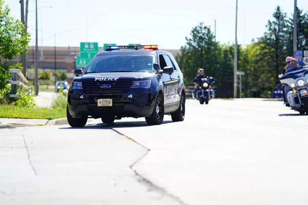 Green Bay, Wisconsin / ABD - 29 Ağustos 2020: Pro Trump blue Life Madde Mavisi motosikletçiler, polis araçları ve diğer araçlar destek göstermek amacıyla yeşil körfezden geçtiler