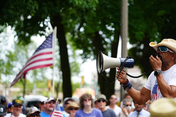 Kenosha, Wisconsin / ABD - 27 Haziran 2020: Milwaukee İlçe Şerifi David A. Clarke Jr. Mavi Yaşamlar için düzenlenen polis destek mitingine katıldı ve bir konuşma yaptı..