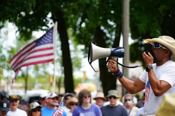 Kenosha, Wisconsin / ABD - 27 Haziran 2020: Milwaukee İlçe Şerifi David A. Clarke Jr. Mavi Yaşamlar için düzenlenen polis destek mitingine katıldı ve bir konuşma yaptı..