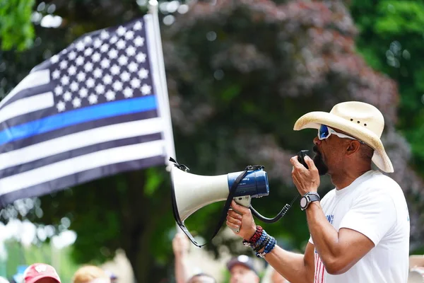 Kenosha, Wisconsin / ABD - 27 Haziran 2020: Milwaukee İlçe Şerifi David A. Clarke Jr. Mavi Yaşamlar için düzenlenen polis destek mitingine katıldı ve bir konuşma yaptı..