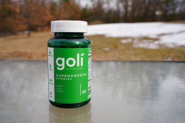 Yeni Lizbon, Wisconsin ABD - 26 Mart 2023: 60 Goli Nutrition Supergreens Gummies.