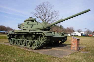 Sparta, Wisconsin ABD - 13 Nisan 2023: Askeri Ordu M60A1 kopya tankı Gaziler Anıtı 'nda bulunuyor.