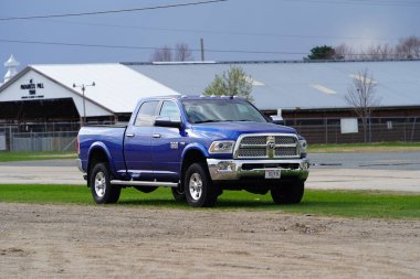 Tomah, Wisconsin ABD - 29 Nisan 2023: Blue 2010 Dodge Ram 2500 kamyonet yol kenarında kullanılmadan duruyor.