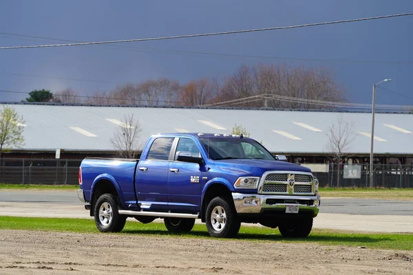 Tomah, Wisconsin ABD - 29 Nisan 2023: Blue 2010 Dodge Ram 2500 kamyonet yol kenarında kullanılmadan duruyor.