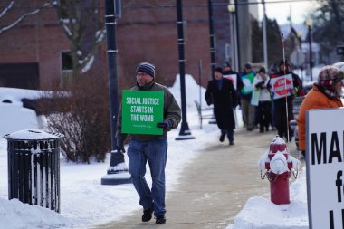 Mauston, Wisconsin ABD - 12 Ocak 2022: Wisconsin Pro Life üyeleri Juneau İlçesi 'ndeki mahkeme binasında ellerinde pankartlarla yürüdüler.     