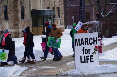 Mauston, Wisconsin ABD - 12 Ocak 2022: Wisconsin Pro Life üyeleri Juneau İlçesi 'ndeki mahkeme binasında ellerinde pankartlarla yürüdüler.     