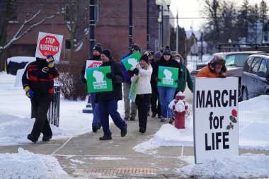 Mauston, Wisconsin ABD - 12 Ocak 2022: Wisconsin Pro Life üyeleri Juneau İlçesi 'ndeki mahkeme binasında ellerinde pankartlarla yürüdüler.     