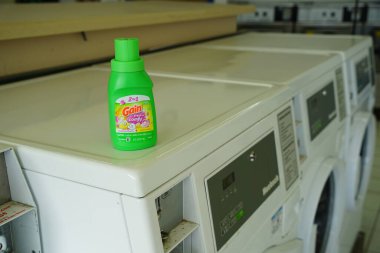 New Lisbon, Wisconsin ABD - 31 Aralık 2023: 8 fl yeşil şişe Gain Fresh n 'Comfy çamaşır deterjanı.