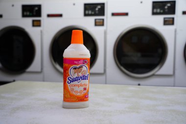Yeni Lizbon, Wisconsin ABD - 2 Şubat 2023: 14.4 fl Orange şişe Suavitel Sunshine Bloom kumaş kremini bir çamaşırhanede tamamladı.