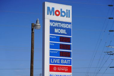 Mauston, Wisconsin ABD - 7 Şubat 2022: Wisconsin benzin istasyonlarındaki yakıt fiyatları Joe Biden yönetiminin enflasyonundan dolayı 3 doların üzerinde..