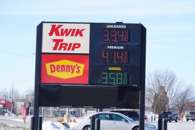 Mauston, Wisconsin ABD - 7 Şubat 2022: Wisconsin Kwik Trip 'te yakıt fiyatları Joe Biden yönetiminden gelen enflasyon nedeniyle 3 dolar 30 sentin üzerinde..
