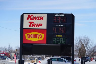 Mauston, Wisconsin ABD - 7 Şubat 2022: Wisconsin Kwik Trip 'te yakıt fiyatları Joe Biden yönetiminden gelen enflasyon nedeniyle 3 dolar 30 sentin üzerinde..