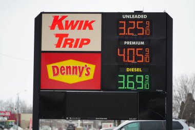 Mauston, Wisconsin ABD - 7 Şubat 2022: Wisconsin Kwik Trip 'te yakıt fiyatları Joe Biden yönetiminden gelen enflasyon nedeniyle 3 dolar 30 sentin üzerinde..