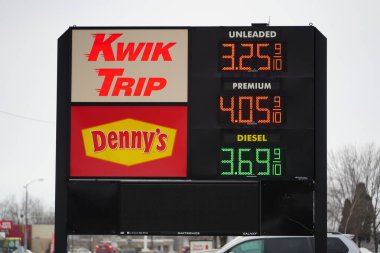 Mauston, Wisconsin ABD - 7 Şubat 2022: Wisconsin Kwik Trip 'te yakıt fiyatları Joe Biden yönetiminden gelen enflasyon nedeniyle 3 dolar 30 sentin üzerinde..