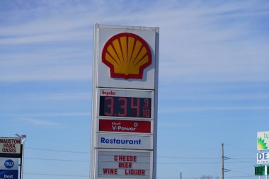 Mauston, Wisconsin ABD - 7 Şubat 2022: Wisconsin benzin istasyonlarındaki yakıt fiyatları Joe Biden yönetiminden gelen enflasyon nedeniyle 3 dolar 30 sentin üzerinde..