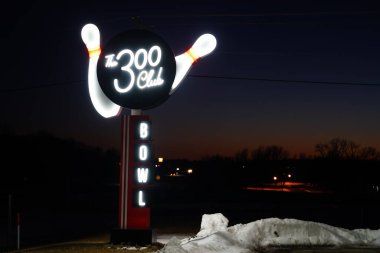 Green Lake, Wisconsin USA - 7 Şubat 2023: 300 Club Bowling Kulübü 'nün beyaz bir tabelası gece boyunca parlıyor.