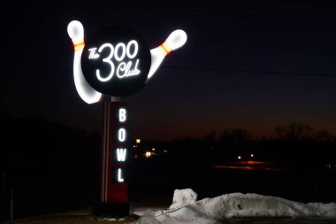 Green Lake, Wisconsin USA - 7 Şubat 2023: 300 Club Bowling Kulübü 'nün beyaz bir tabelası gece boyunca parlıyor.