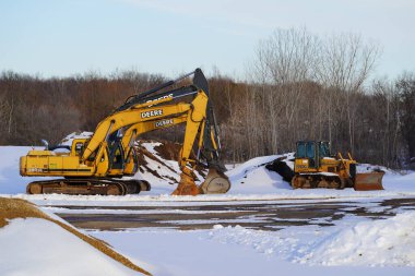 Kışın karda ekskavatör