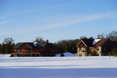 Yeni Lizbon, Wisconsin ABD - 25 Şubat 2023: Kış mevsiminde ahşap kulübe evleri.