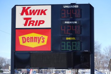 Mauston, Wisconsin ABD - 25 Şubat 2022: Kwik Trip 'teki yakıt fiyatları enflasyon ve Ukrayna savaşı nedeniyle çok yüksek.