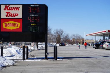 Mauston, Wisconsin ABD - 25 Şubat 2022: Kwik Trip 'teki yakıt fiyatları enflasyon ve Ukrayna savaşı nedeniyle çok yüksek.