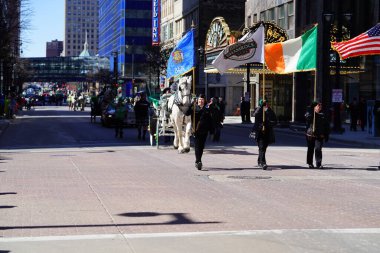 Milwaukee, Wisconsin ABD - 12 Mart 2022 Saint Patrick gibi giyinmiş bir adam Aziz Patrick Günü geçit töreninde el salladı..