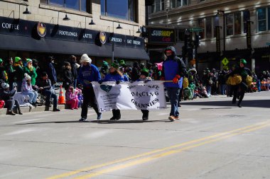 Milwaukee, Wisconsin ABD - 12 Mart 2022: Dansçı büyükanneler Aziz Patrick Günü kutlamaları sırasında dans ettiler