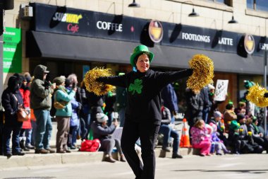 Milwaukee, Wisconsin ABD - 12 Mart 2022: Dansçı büyükanneler Aziz Patrick Günü kutlamaları sırasında dans ettiler