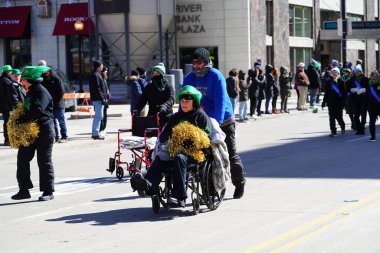 Milwaukee, Wisconsin ABD - 12 Mart 2022: Dansçı büyükanneler Aziz Patrick Günü kutlamaları sırasında dans ettiler