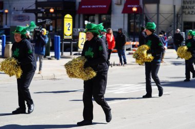 Milwaukee, Wisconsin ABD - 12 Mart 2022: Dansçı büyükanneler Aziz Patrick Günü kutlamaları sırasında dans ettiler