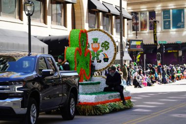 Milwaukee, Wisconsin ABD - 12 Mart 2022: Aziz Patrick Günü geçidi üyeleri bayramı kutlamak için cüce kostümler giydiler.