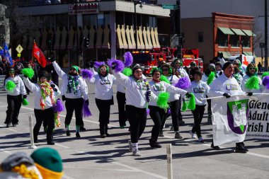 Milwaukee, Wisconsin ABD - 12 Mart 2022: Aziz Patrick Günü geçidi üyeleri bayramı kutlamak için cüce kostümler giydiler.