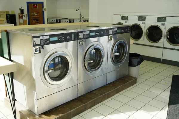 New Lisbon Wisconsin Usa January 29Th 2023 Empty Public Laundromat — Stock Photo, Image