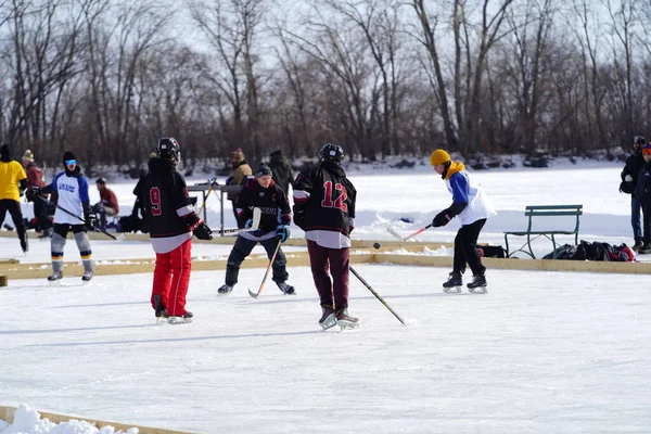 Oshkosh Wisconsin Usa Februar 2023 Gruppe Männlicher Freunde Spielen Während — Stockfoto