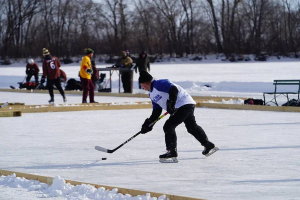 美国威斯康星州奥什科什 2023年2月4日 一群男性朋友在冬季冰封的湖面上一起玩冰球 — 图库照片