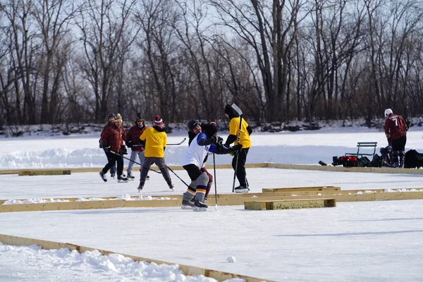 美国威斯康星州奥什科什 2023年2月4日 一群男性朋友在冬季冰封的湖面上一起玩冰球 — 图库照片