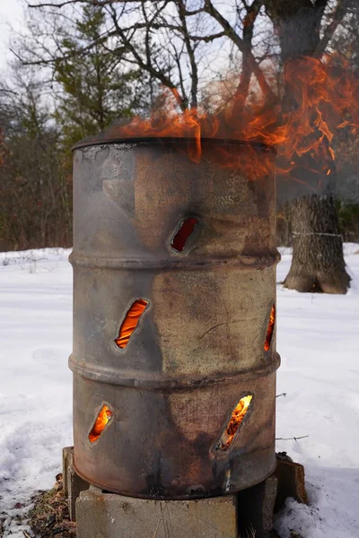 Brandende Vuilnisbak Zit Buiten Tijdens Koude Winter — Stockfoto