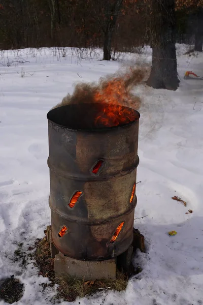 Bruciare Bidone Della Spazzatura Siede Fuori Durante Freddo Inverno — Foto Stock