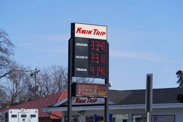 Mauston, Wisconsin ABD - 7 Şubat 2022: Wisconsin Kwik Trip 'te yakıt fiyatları Joe Biden yönetiminden gelen enflasyon nedeniyle 3 dolar 30 sentin üzerinde..