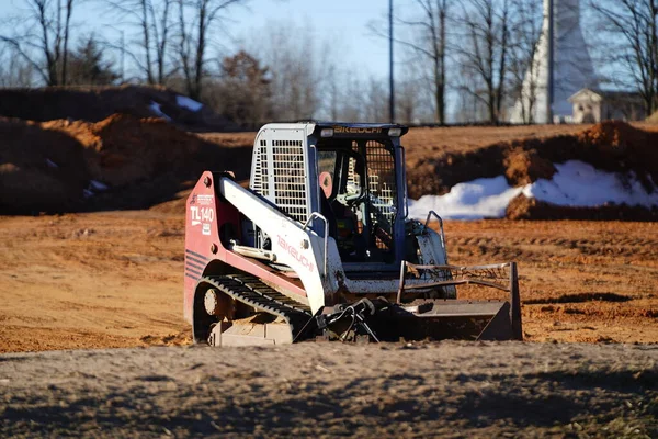 Mauston, Wisconsin USA - 13 Şubat 2023: İnşaat alanında Bobcat kompakt yükleyici.