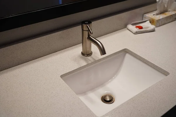 白い蛇口とシンクが付いている現代浴室のインテリア — ストック写真