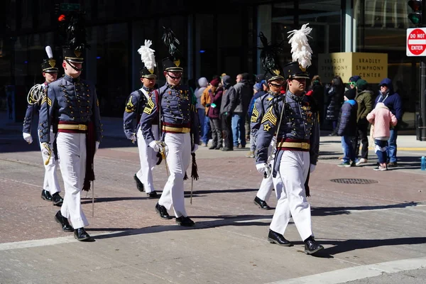 ウィスコンシン州ミルウォーキー 2022年3月12日 セントジョンズ ノースウェスタン軍事アカデミーは 制服を着たセント パトリックの日パレードで行進した — ストック写真