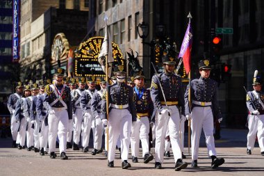 Milwaukee, Wisconsin ABD - 12 Mart 2022: St. John 's Northwestern Askeri Akademisi St. Patrick Günü geçit töreninde yürüdü